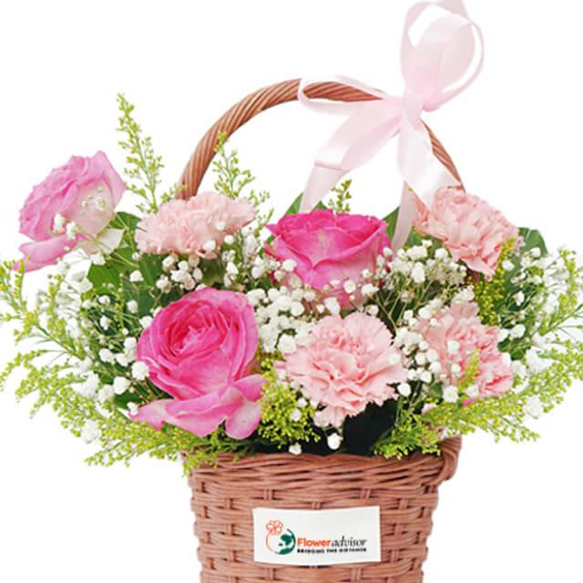 Bunga mawar dan karnasi dalam keranjang, online florist terpercaya
