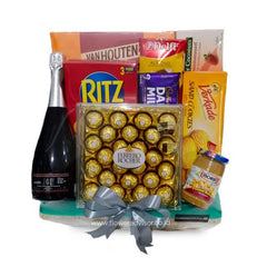 Hadiah mewah dengan cokelat Ferrero Rocher, anggur, dan camilan. Online florist terpercaya kirim ke seluruh Indonesia.