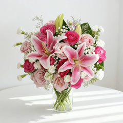 Bouquet bunga mawar dan lili pink cantik, ideal untuk hadiah, dari online florist terpercaya.