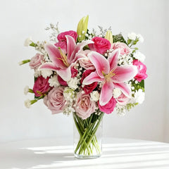 Buket bunga mawar merah muda dan lili pink dalam vas kaca, online florist terpercaya untuk hadiah istimewa