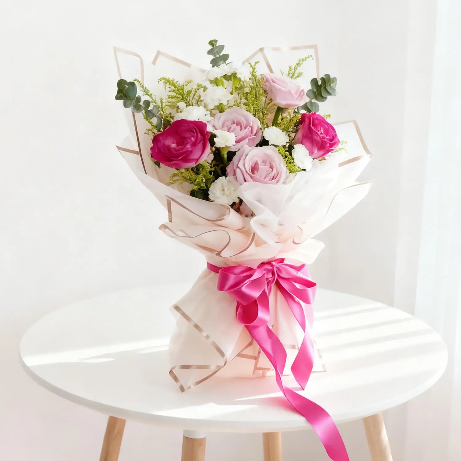 Buket bunga mawar merah muda dan pink dengan pita, dari online florist terpercaya