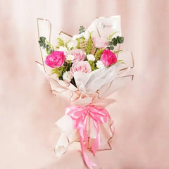 Buket bunga mawar pink dan putih, dikemas cantik dengan pita, dari online florist terpercaya