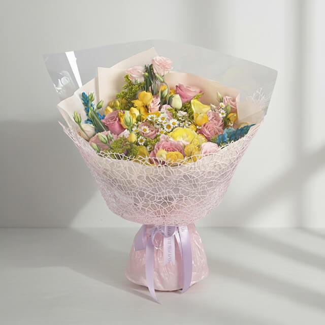 Bouquet bunga segar dari online florist dengan kemasan elegan dan warna cerah