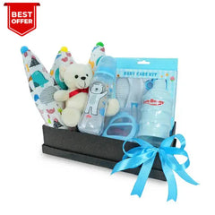 Hadiah bayi lucu dengan boneka, botol, dan perlengkapan bayi, ideal dari online florist