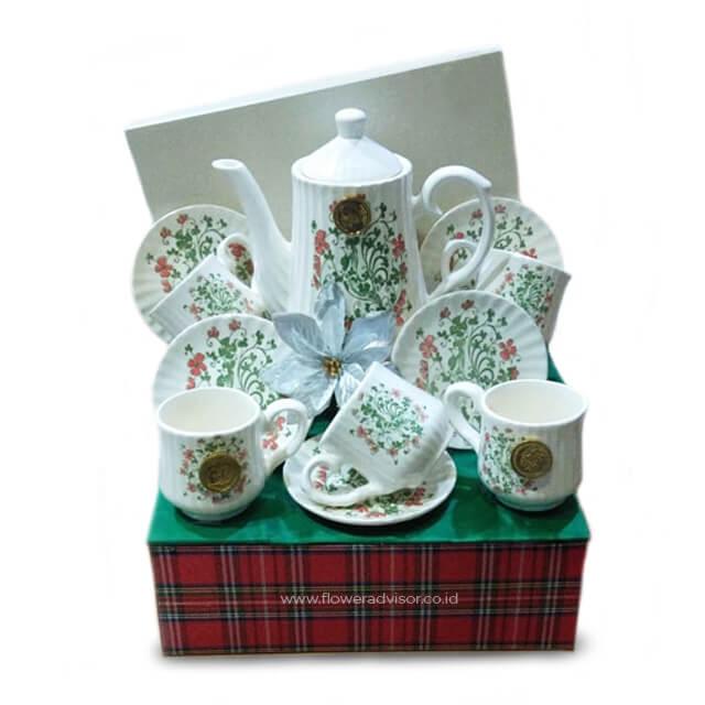Set teh cantik dengan motif bunga, hadiah elegan dari online florist