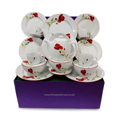 Set piring dan cangkir bunga merah elegan dari online florist, cocok untuk hadiah istimewa