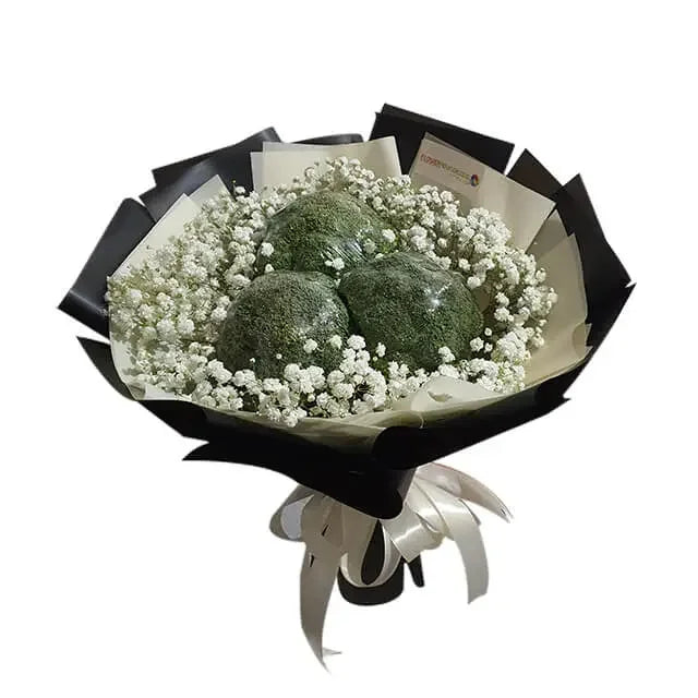 Bouquet bunga unik dengan bola hijau dan baby's breath, dikemas elegan oleh online florist