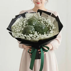 Bouquet bunga unik dengan bola hijau dan baby's breath, dikirim oleh online florist terpercaya