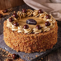 Kue ulang tahun cokelat dengan hiasan krim dan cokelat bola, dari online florist terpercaya