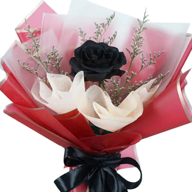 Bouquet mawar hitam dan putih elegan dari online florist, dibungkus kertas merah dengan pita hitam