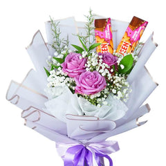 Buket bunga mawar ungu dengan cokelat, kemasan elegan dari online florist