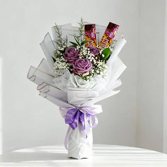 Buket bunga ungu mawar dengan cokelat, dikemas rapi, layanan online florist terpercaya