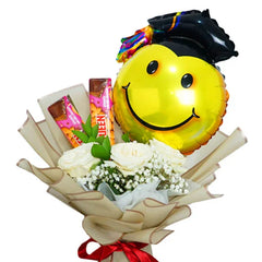 Bouquet bunga putih dengan balon senyum dan topi wisuda, online florist terpercaya