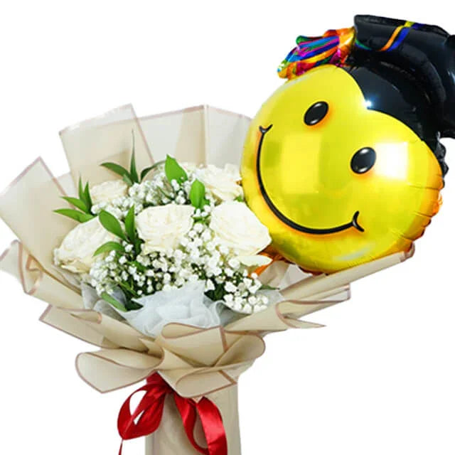 Bouquet bunga putih elegan dengan balon smiley lulusan, layanan online florist terpercaya