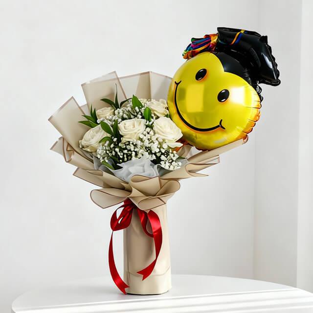 Buket bunga putih dengan balon senyum lulusan, layanan online florist terpercaya