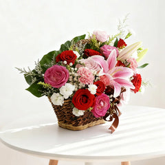 Bunga segar dalam keranjang anyaman, ideal untuk hadiah dari online florist terpercaya