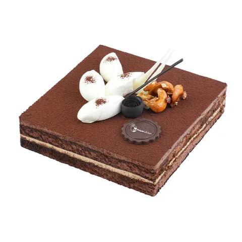 Kue cokelat mewah dengan hiasan putih dan kacang, pesan online dari online florist