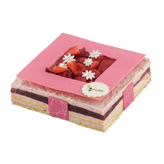 Kue lapis elegan dengan topping stroberi dan bunga putih, pesan online dari online florist