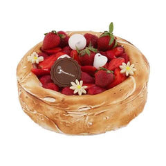 Kue meringue lembut dengan stroberi segar dan hiasan bunga, pesan online dari online florist terpercaya