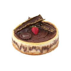 Kue cokelat lezat dengan stroberi dan hiasan cokelat, pesan online dari florist online terpercaya