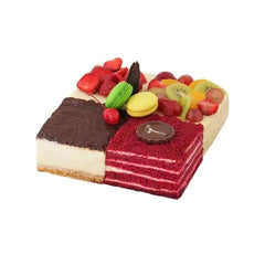 Kue ulang tahun cantik dengan tiga rasa, buah segar, dan macaron, pesan online dari online florist