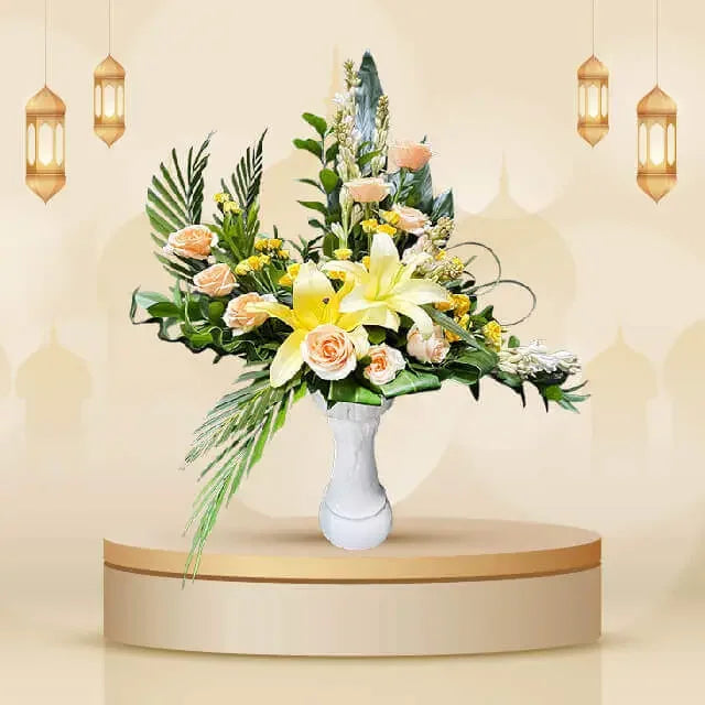 Bunga segar dalam vas putih, dekorasi Ramadan dengan lampion, layanan online florist terpercaya