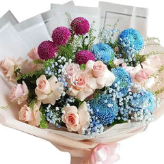 Buket bunga mawar pink dan biru dari online florist, cocok untuk hadiah istimewa