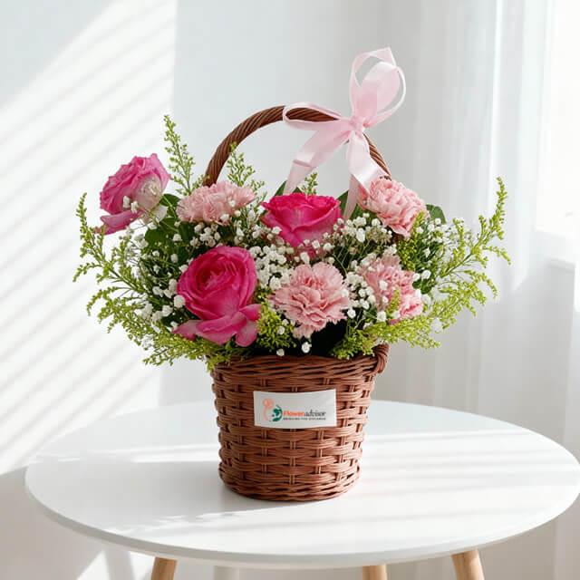 Bunga segar dalam keranjang anyaman, ideal untuk hadiah, dari online florist terpercaya