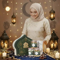Wanita berhijab dengan paket kado Ramadan, lampu hias, dan camilan, online florist