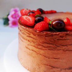 Kue cokelat lezat dengan stroberi dan ceri, pesan online dari online florist