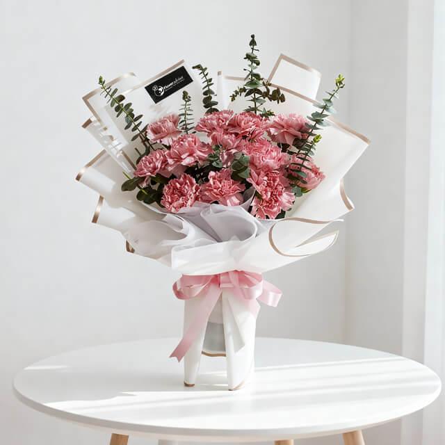 Bouquet bunga mawar merah muda elegan dari online florist, dikemas rapi dengan pita pink