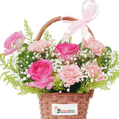 Bunga mawar dan karnasi dalam keranjang, online florist terpercaya