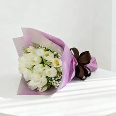 Buket bunga tulip putih elegan dengan kemasan ungu, layanan online florist terpercaya