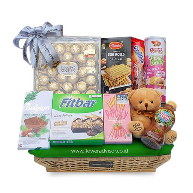 Keranjang hadiah lengkap dengan cokelat, snack, dan boneka beruang dari online florist