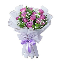 Bouquet 12 Mawar Ungu dengan Babys Breath dan Ruscus - Vday