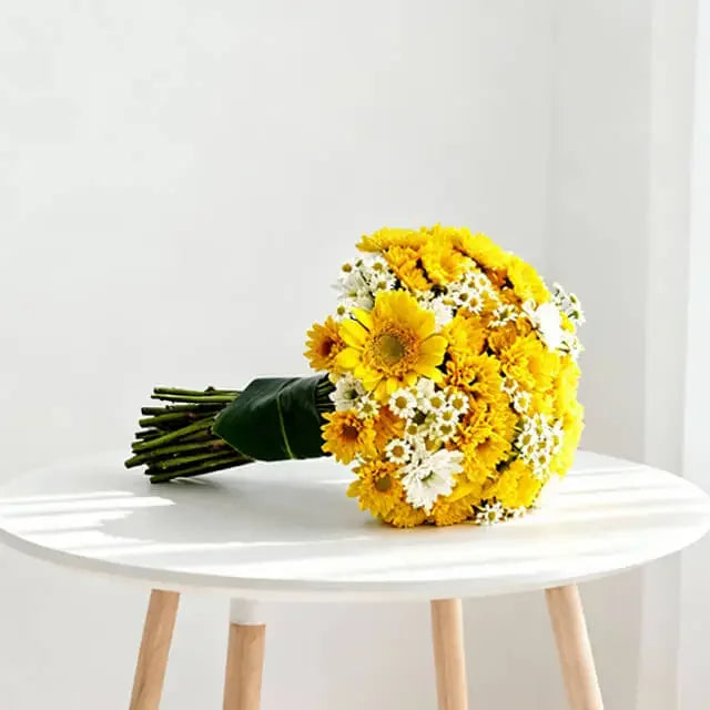 Bouquet bunga kuning dan putih dari online florist, cocok untuk hadiah spesial