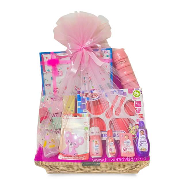 Keranjang hadiah bayi pink lengkap dengan perlengkapan mandi, mainan, dan aksesori. Online florist terpercaya.