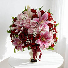 Bouquet mawar merah dan lili pink dari online florist, cocok untuk hadiah istimewa