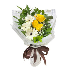 Bouquet bunga kuning dan putih dari online florist, dikemas elegan dengan pita cokelat