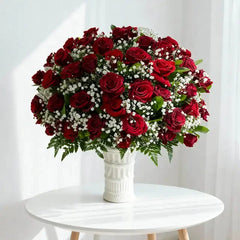 Buket mawar merah segar dengan baby's breath di vas putih, ideal untuk hadiah dari online florist.