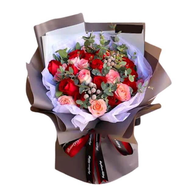 Buket bunga mawar merah dan pink dari online florist, dibungkus elegan dengan pita