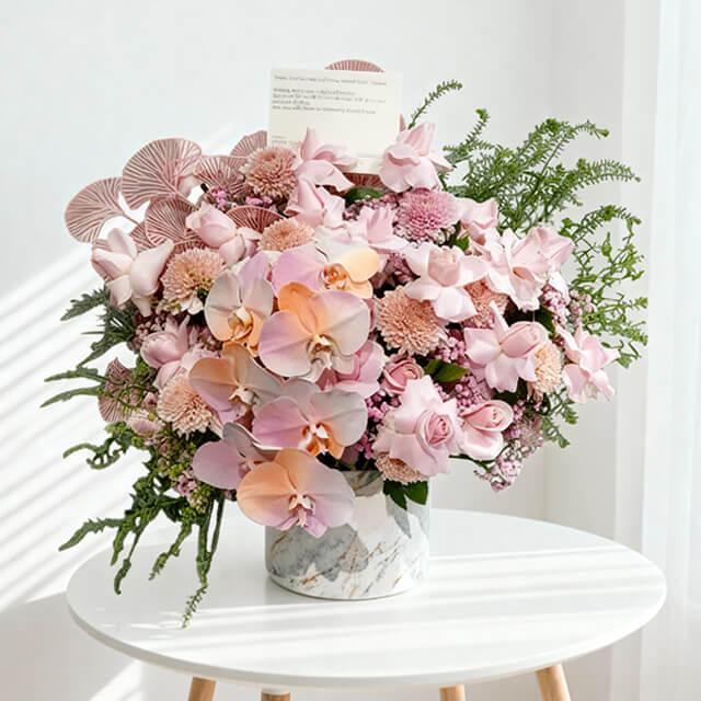 Bouquet bunga mawar dan anggrek pink elegan dari online florist, cocok untuk hadiah istimewa.