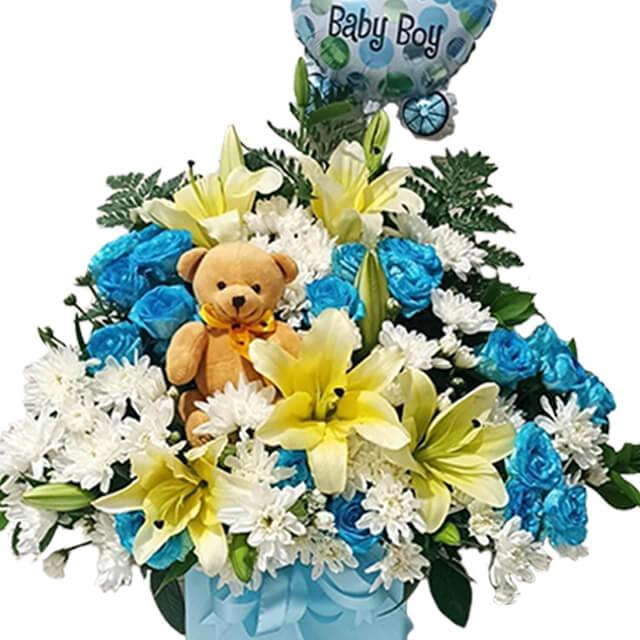 Buket bunga online florist untuk bayi laki-laki, berisi mawar biru, lili kuning, dan boneka beruang