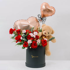 Bunga mawar merah dan teddy bear di kotak hitam, balon hati emas, online florist
