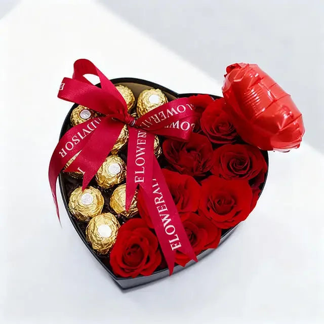 Bunga mawar merah dan cokelat Ferrero Rocher dalam kotak hati, online florist terpercaya