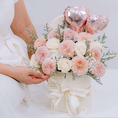 Bunga mawar putih dan krisan pink dalam box hadiah, dilengkapi balon hati, dari online florist