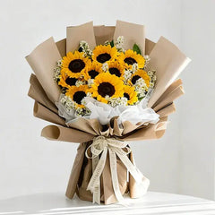 Buket bunga matahari segar dari online florist, dikemas rapi dengan pita elegan untuk hadiah istimewa.