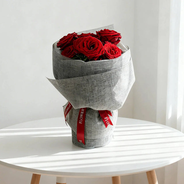 Twelfth Rose Embrace sebagai buket premium Valentine untuk suami