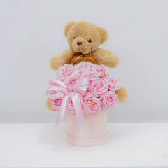 Bunga mawar pink cantik dengan boneka beruang di kotak hadiah, online florist