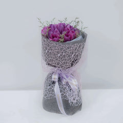 Bouquet bunga ungu elegan dari online florist, dibungkus kain abu-abu dan pita cantik